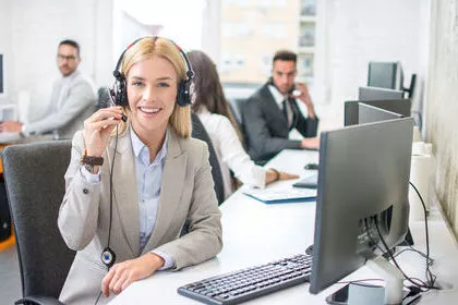 Frau mit Headset im Callcenter